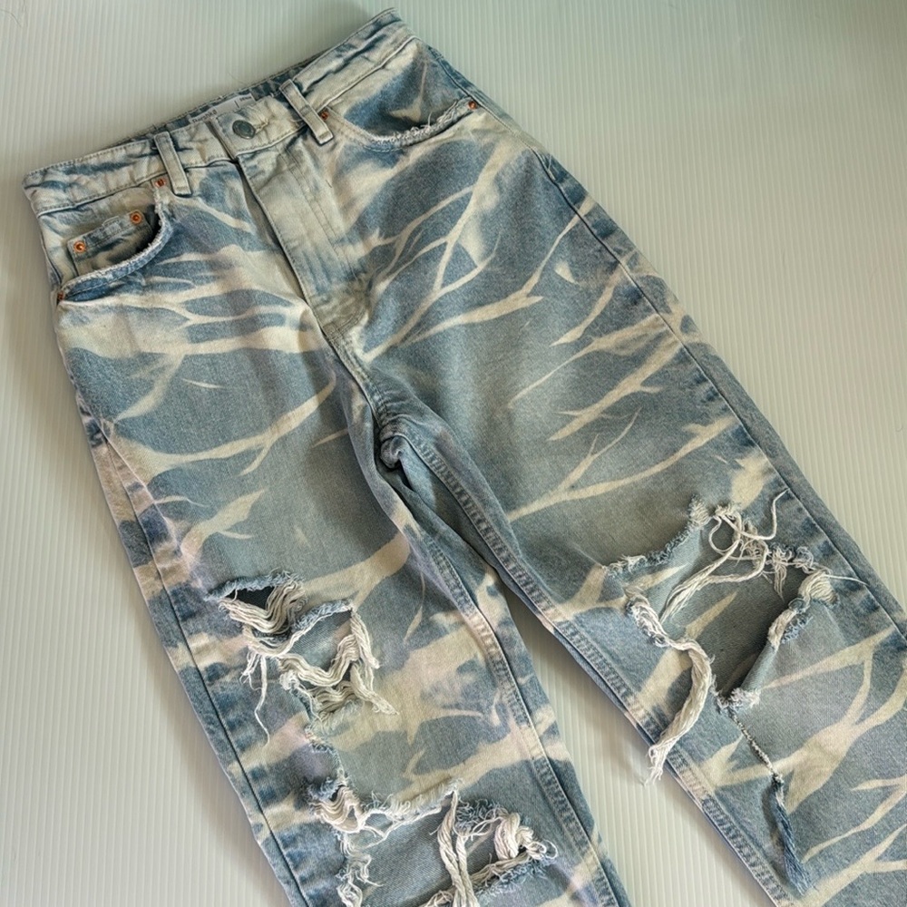 Bershka blue & white distressed mom jean. Size 2
